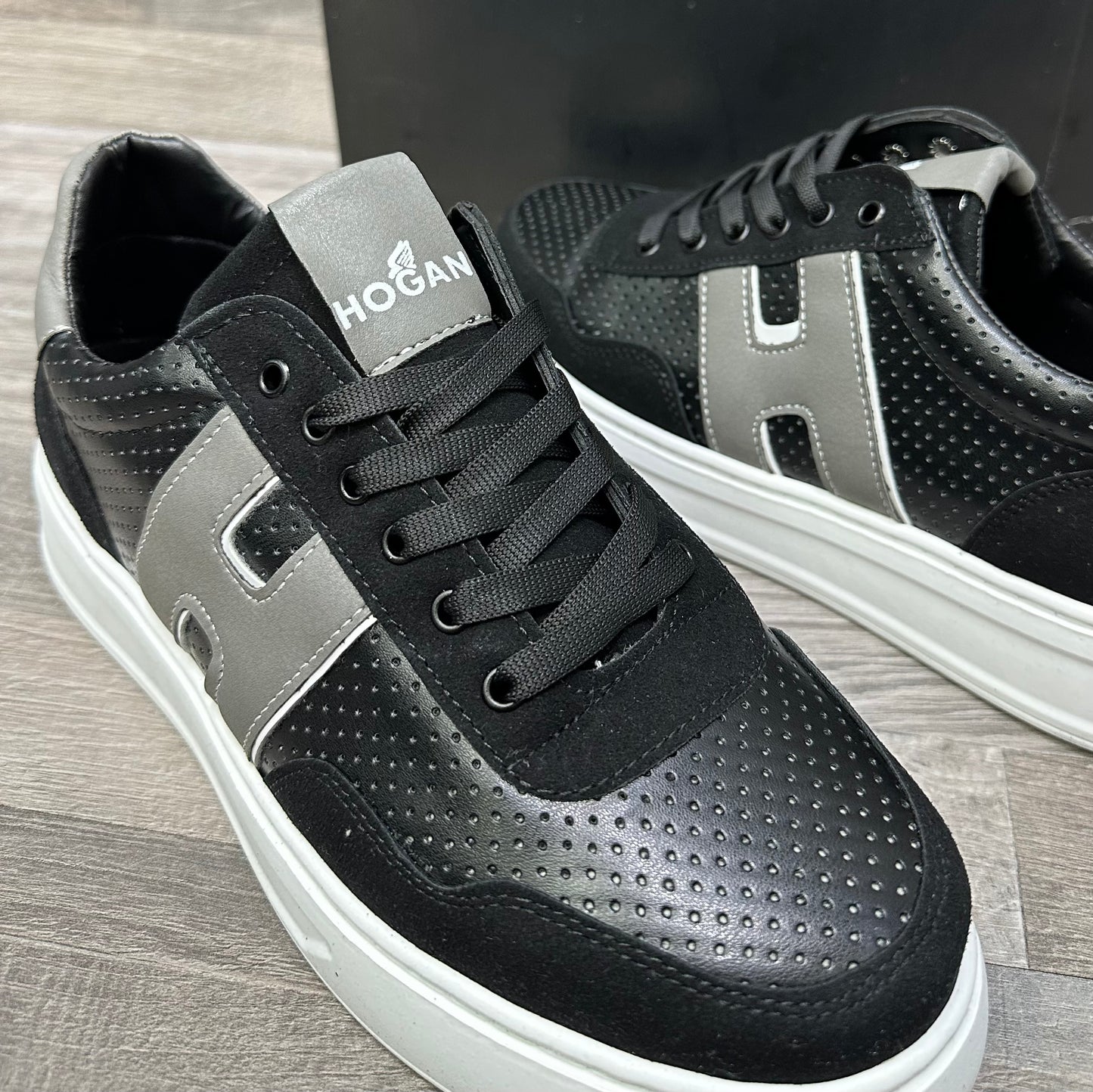 Hogan Mens Black - White Classic 58