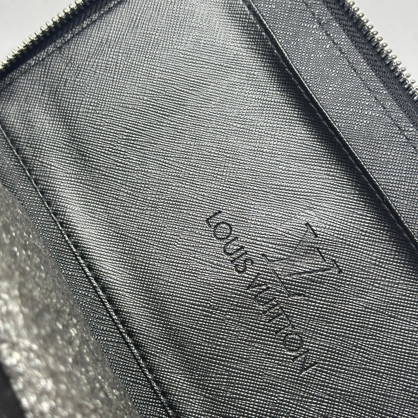 LV Χειρός Black Classic 2026