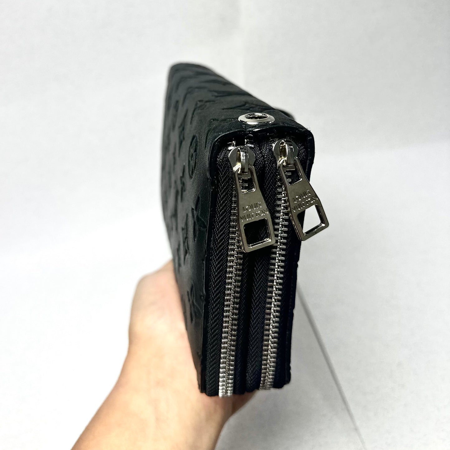 LV Χειρός Black Classic 2026