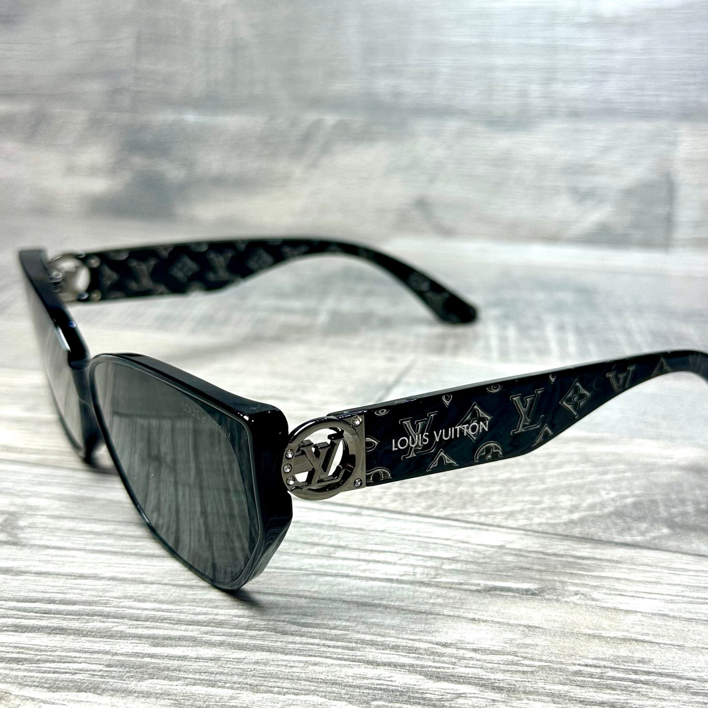 LV Black Hologram G-87 2026