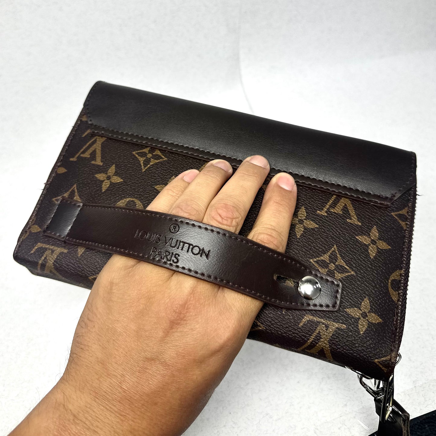 LV Χειρός Brown Classic 2026