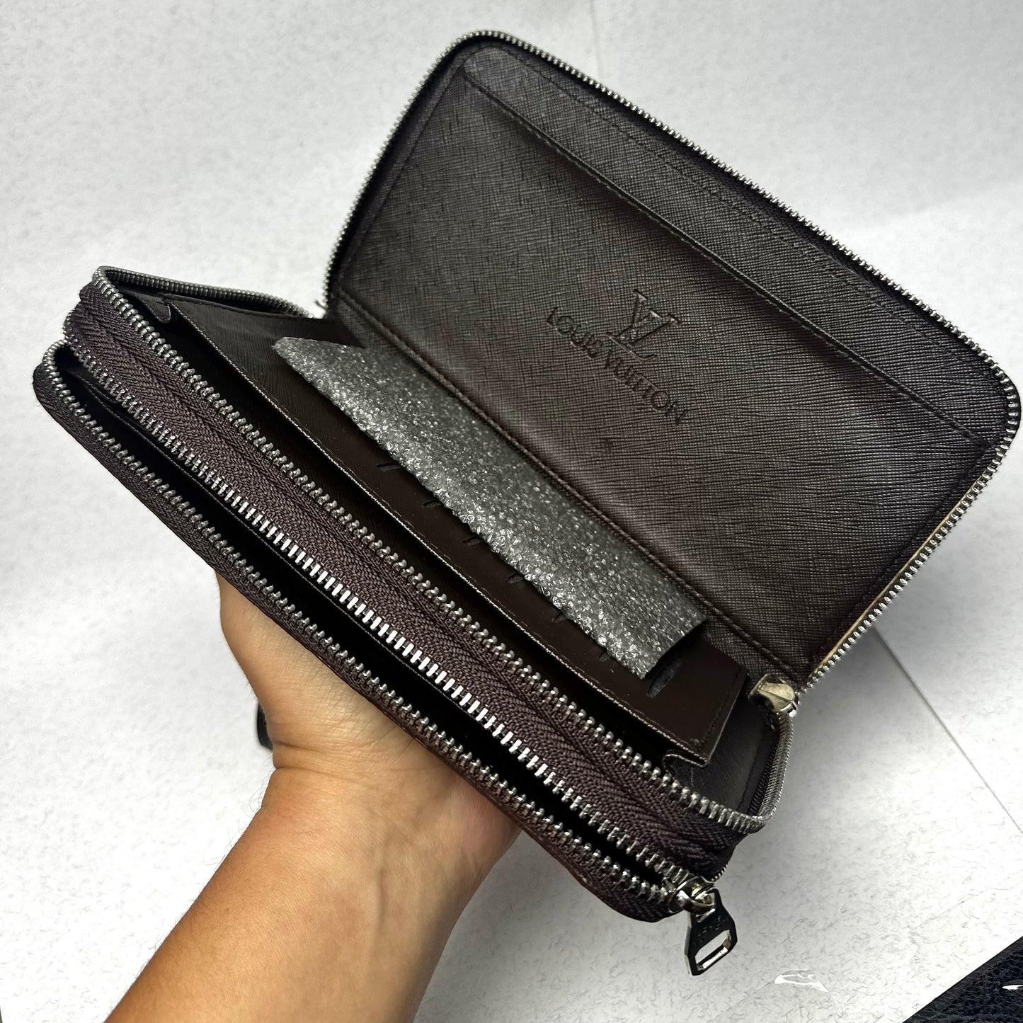 LV Χειρός Brown Classic 2026