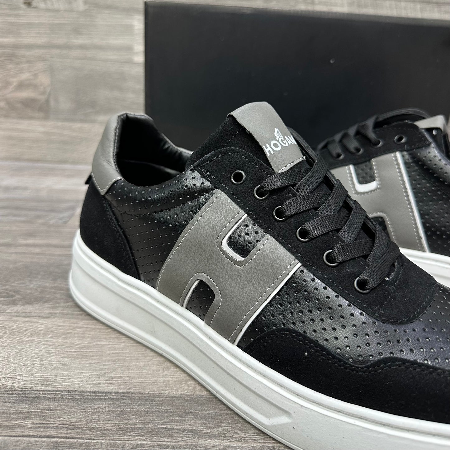 Hogan Mens Black - White Classic 58