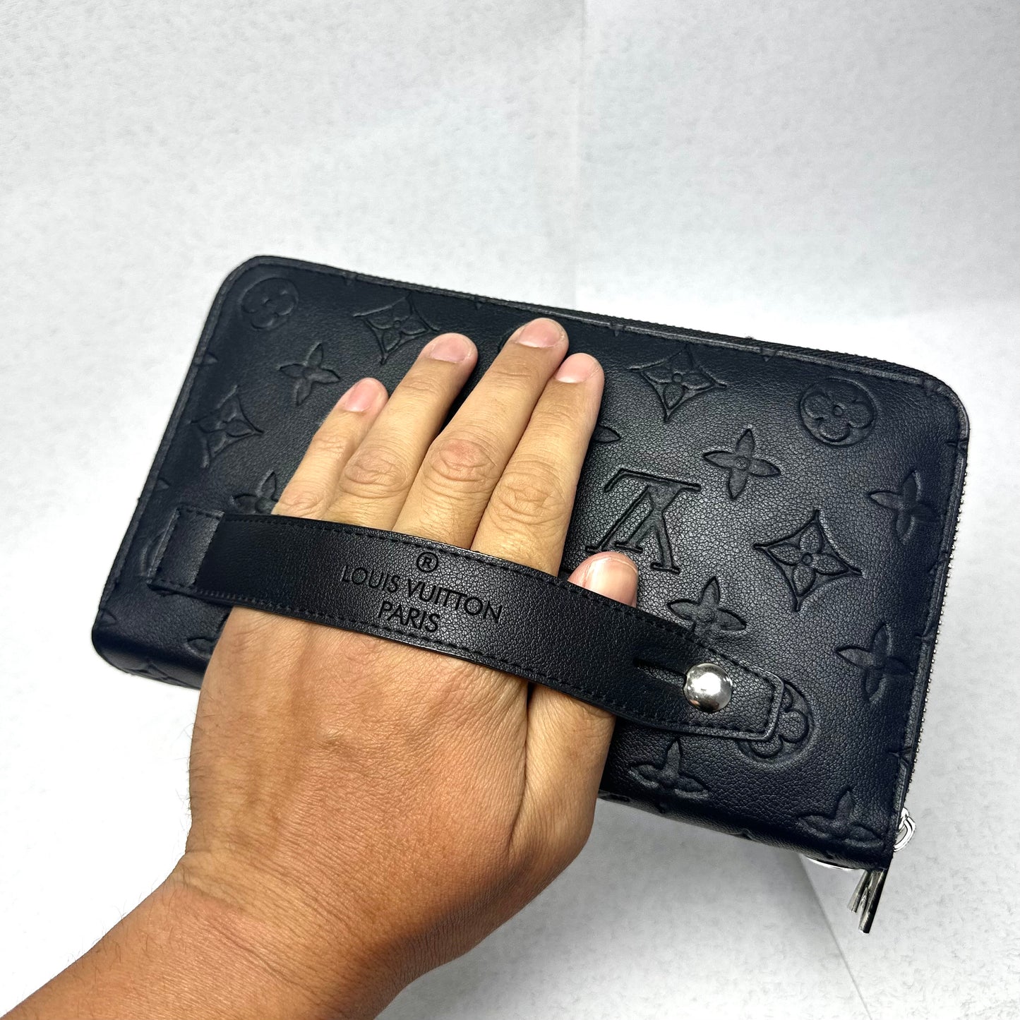 LV Χειρός Black Classic 2026