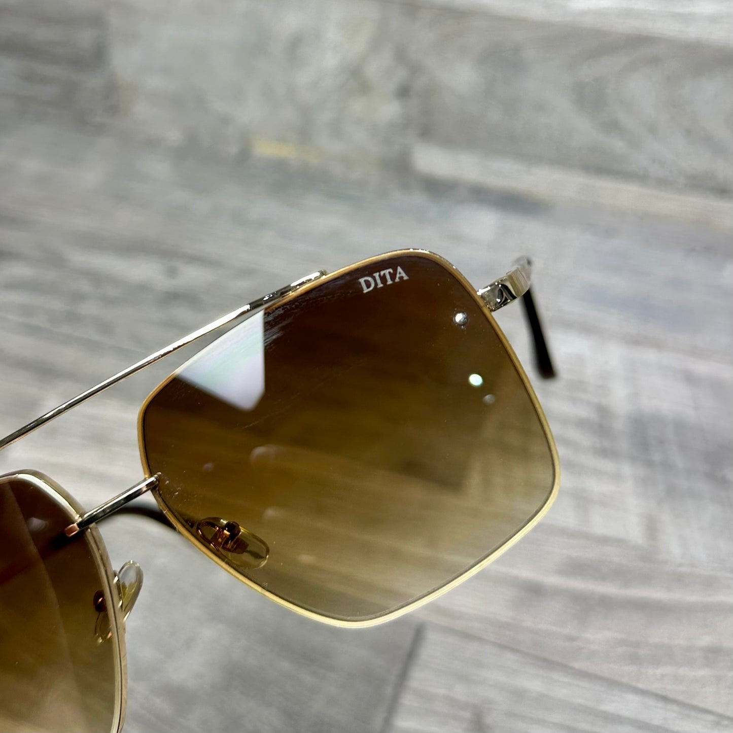 Dita 076 - Brown Gold 2026