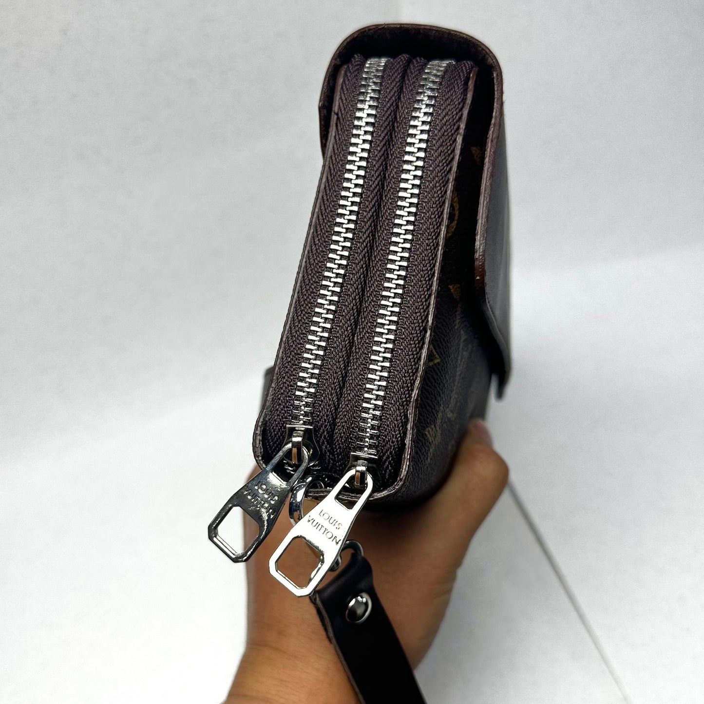 LV Χειρός Brown Classic 2026
