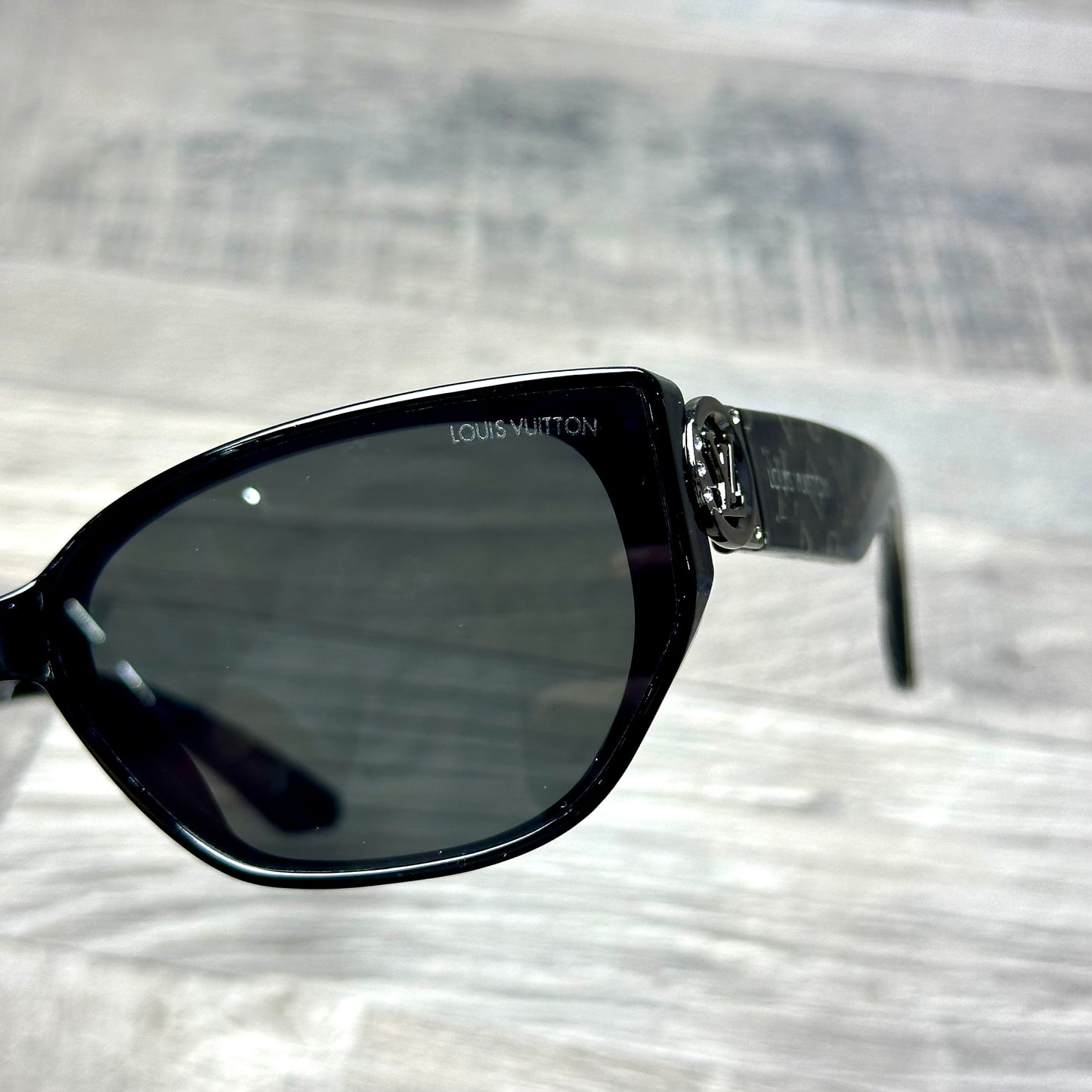 LV Black Hologram G-87 2026